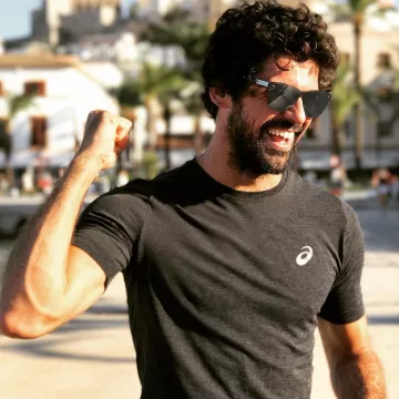 Camiseta ASICS Mens Team Essential usada por Miguel Ángel Muñoz en la cuenta de Instagram @miguelamunoz