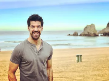 Camiseta gris manga corta cuello usada por Miguel Ángel Muñoz en la cuenta de Instagram @miguelamunoz