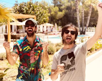 Camisa azul hawaiana usada por Miguel Ángel Muñoz en la cuenta de Instagram @miguelamunoz