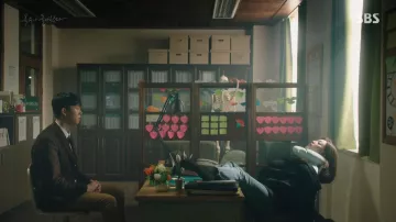 Bootcut Jeans portés par Kang Bok Soo (Yoo Seung-ho) dans Mon Étrange Héros de l'Épisode 1