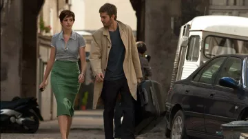 Falda de vaina verde de Emma (Anne Hathaway) en un día