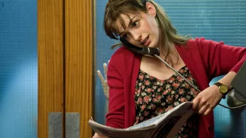 Reloj de cuero marrón de Emma (Anne Hathaway) en One Day