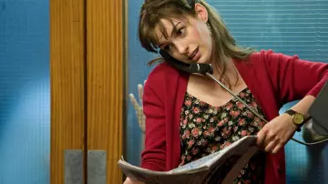 Top a fleurs noir de Emma (Anne Hathaway) dans Un jour