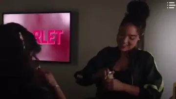 Chaqueta Silk Track usada por Kat Edison (Aisha Dee) en The Bold Type Temporada 4 Episodio 4