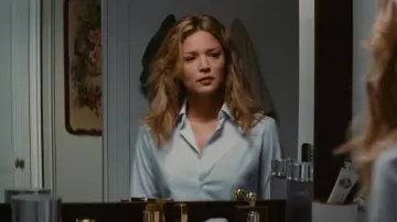 Camisa azul a rayas de Alice Lantins (Virginie Efira) con 20 años de diferencia