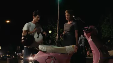 Vestido de vaina gris de Alice Lantins (Virginie Efira) con 20 años de diferencia