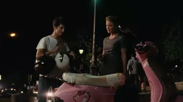 Vestido de vaina gris de Alice Lantins (Virginie Efira) con 20 años de diferencia