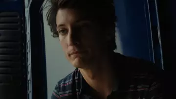 Polo a rayas de Balthazar Apfel (Pierre Niney) con 20 años de diferencia