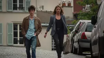 Vaqueros negros de cintura alta de Alice Lantins (Virginie Efira) con 20 años de diferencia