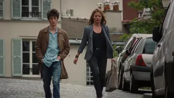 Chaqueta gris de Alice Lantins (Virginie Efira) con 20 años de diferencia