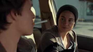 La gorra gris oscuro de Hazel (Shailene Woodley) en Our Opposite Stars