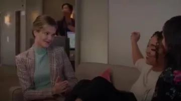 Sweat Col Cheminee Deonna usado por Sutton Brady (Meghann Fahy) en The Bold Type Temporada 4 Episodio 4