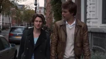 Pull en coton beige de Gus (Ansel Elgort) dans Nos étoiles contraires