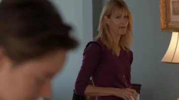 Top de manga burdeos larga borde ondulado de Frannie (Laura Dern) en Nuestras estrellas opuestas
