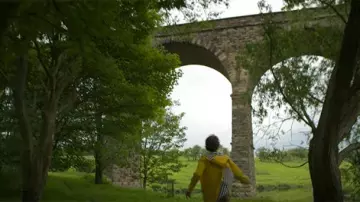 El viaducto de Martholme visto por Ryan Price (Misha Handley) en Intimidación (S01E04)