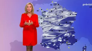 La robe portefeuille texturée rouge de Fabienne Amiach dans Météo de France 3 le 14.02.2020