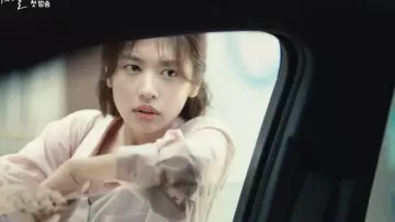 Blusa enrollable de manga simple usada por Yoo Jin-Kang (Jung So-min) en The Smile Has Left Your Eyes Episodio 1