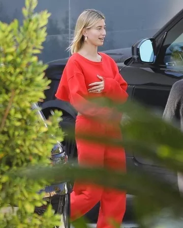 Joach brun Coupé Sweat-shirt porté par Hailey Baldwin Los Angeles le 13 février 2020