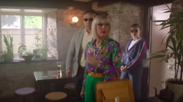 Green Trousers of Agatha Raisin (Ashley Jensen) in Agatha Raisin (S03E01)