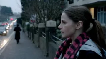 Pañuelo a rayas de Molly Hooper (Louise Brealey) en Sherlock (S03)
