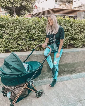 The boy bag from Chanel to Jessica Thivenin on the account Instagram of @jessicathivenin