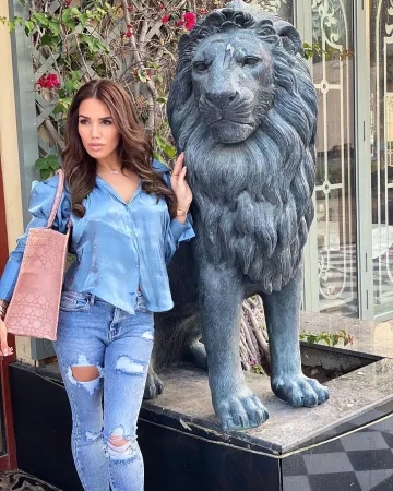 La camisa azul nacarada de Manon Marsault en la cuenta de Instagram de @manonmarsault