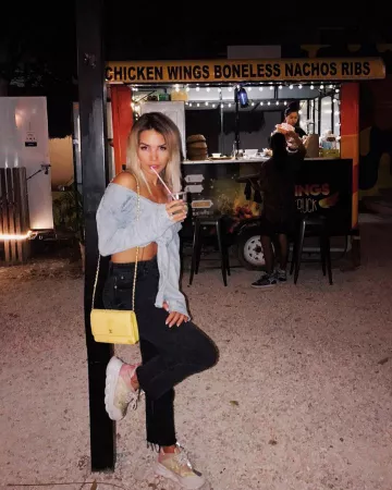 El par de zapatillas versace que lleva Manon Marsault en la cuenta de Instagram de @manonmarsault