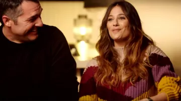 The sweater with a high collar and long sleeves colorful graphic and Mélanie Bernier in Tchi tcha the 15.02.2020