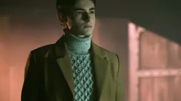 Cuello de tortuga blanquecino de Bruce Wayne (David Mazouz) en Gotham (S03E07)