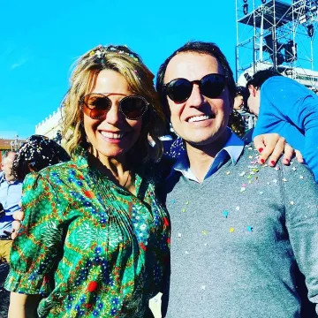 The skirt flower print colorful, asymmetrical cut of Laura Tenoudji on the account Instagram of @lauratenoudji