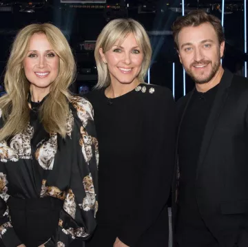 La blouse col cheminée manches longues poignets resserrés à imprimé chats de Lara Fabian sur le compte Instagram de @larafabianofficial