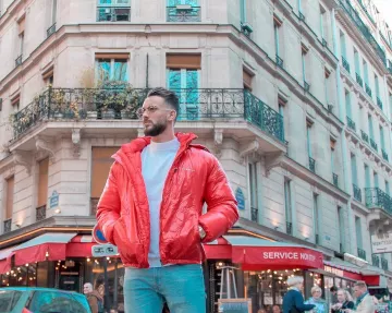 Le manteau Givenchy rouge porté par Illan sur le compte Instagram de @illancto