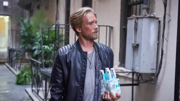 Chaqueta de cuero usada por Benjamin 'Benji' J. Ashby III (Lou Taylor Pucci) en YOU (S01E01)