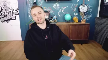 Yoko noir, hoodie, portés par Squeezie dans son Faites pas les ouf vous allez pleurer aussi de la vidéo de YouTube