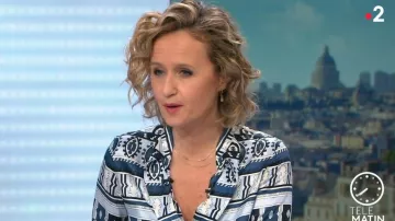 La robe en soie effet satiné Orchidée, imprimé exclusif dans des teintes bleutées de Caroline Roux dans Télématin le 04.02.2020