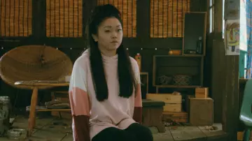 Le sweatshirt à capuche rose porté par Lara Jean (Lana Condor) dans le film À tous les garçons : P.S. Je t'aime toujours