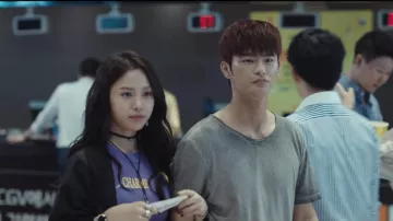 Top púrpura usado por Baek Seung-A (Seo Eun-soo) en The Smile Has Left Your Eyes Episodio 2