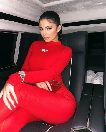 Judith leiber couture Red Lips Crystal Clutch Bag de Kylie Jenner en la cuenta de Instagram @kyliejenner 15 de febrero de 2020