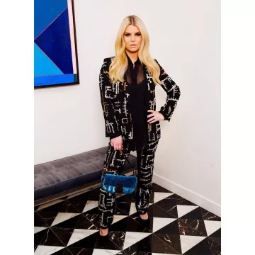 Fendi Lézard Garniture de Paillettes Baguette porté par Jessica Simpson Livre Ouvert de la Tournée le 13 février 2020