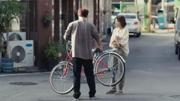 Vans Black and White Sneak­ers worn by Yoo Jin-Kang (Jung So-min) in The Smile Has Left Your Eyes Episode 2