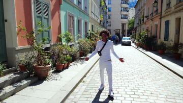 La sudadera blanca de Savage Toddy en su video musical de diamantes