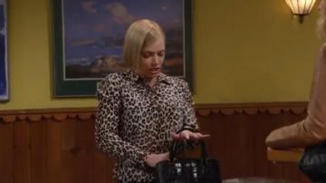 Leop­ard Print Blouse worn by Jill (Jaime Pressly) in Mom Season 7 Episode 15