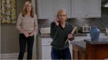 Green Shirt worn by Jill (Jaime Pressly) in Mom Season 7 Episode 15