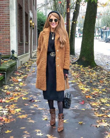 Brown Coat of Caroline Taylor on the Instagram account @currentlycaro