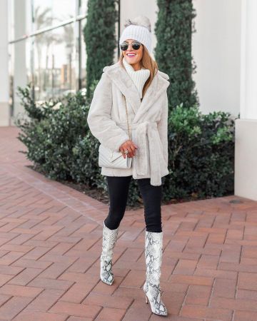 Fox Pom­pom Beanie of Caroline Taylor on the Instagram account @currentlycaro