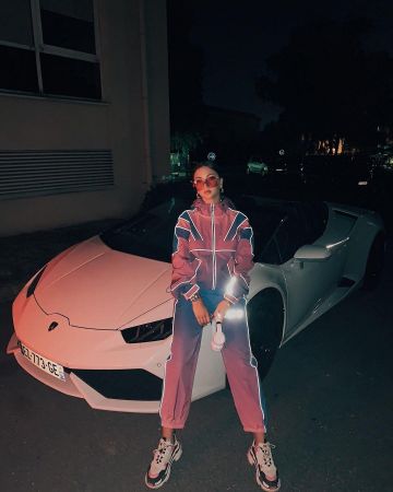 Sunglasses, square, pink and transparent Eva Queen on the account Instagram of @iam_evaqueen
