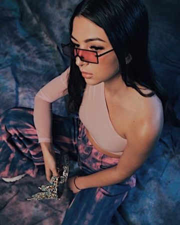 The jean wide, tie-dye pink and blue Eva Queen on the account Instagram of @iam_evaqueen