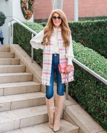 Suéter de palomitas de maíz recortado de Caroline Taylor en la cuenta de Instagram @currentlycaro