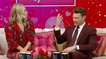 Magda Butrym Floral Print Ruched Dress usado por Kelly Ripa En VIVO con Kelly y Ryan 14 de febrero de 2020