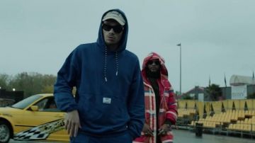 Le sweatshirt bleu à capuche ample Hummel de Mister V dans son clip Gang feat. Dosseh